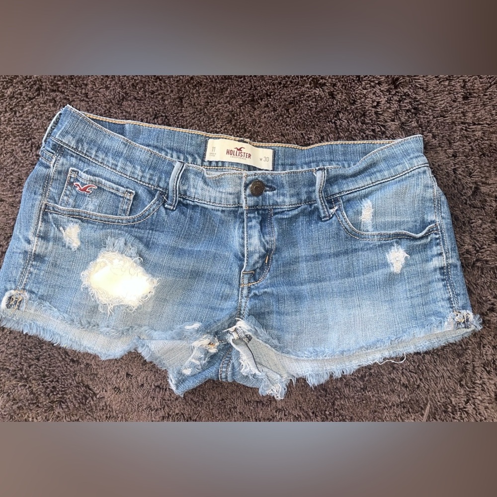 Hollister distressed jean shorts 11